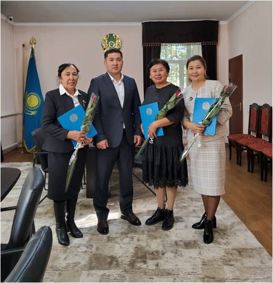 Мұғалімдер күнінде марапатталған ұстаздар